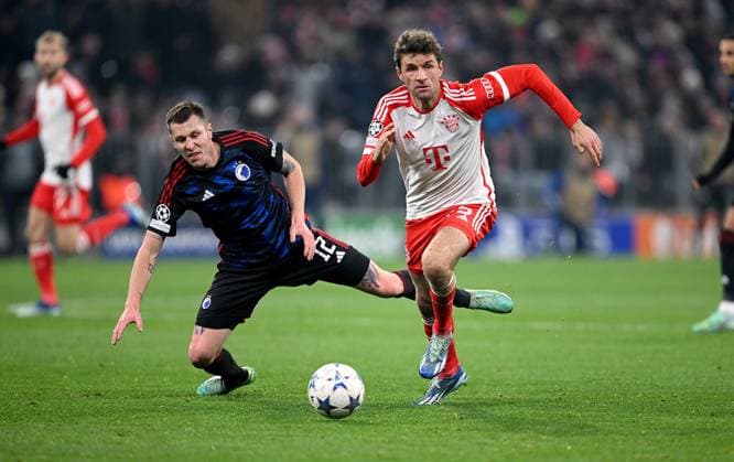 FUSSBALL CHAMPIONS LEAGUE SAISON 2023 2024 Vorrunde Gruppe A 5. Spieltag FC Bayern Muenchen - FC Kopenhagen 29.11.2023 Lukas Lerager (li, FC Kopenhagen) gegen Thomas Mueller (re, FC Bayern Muenchen)