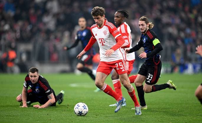 FUSSBALL CHAMPIONS LEAGUE SAISON 2023 2024 Vorrunde Gruppe A 5. Spieltag FC Bayern Muenchen - FC Kopenhagen 29.11.2023 Lukas Lerager (li, FC Kopenhagen) gegen Thomas Mueller (mitte, FC Bayern Muenchen) gegen Rasmus Falk (re, FC Kopenhagen)