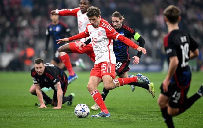 FUSSBALL CHAMPIONS LEAGUE SAISON 2023 2024 Vorrunde Gruppe A 5. Spieltag FC Bayern Muenchen - FC Kopenhagen 29.11.2023 Lukas Lerager (li, FC Kopenhagen) gegen Thomas Mueller (mitte, FC Bayern Muenchen) gegen Rasmus Falk (re, FC Kopenhagen)