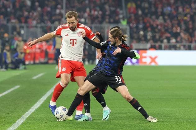 im Zweikampf, Aktion, mit Harry Kane 9 (FC Bayern Muenchen), Rasmus Falk 33 (FC Kopenhagen), FC Bayern Muenchen vs. FC Kopenhagen, Champions League, Fussball, Vorrunde, Rueckspiel, 29.11.2023 Muenchen Bayern Deutschland