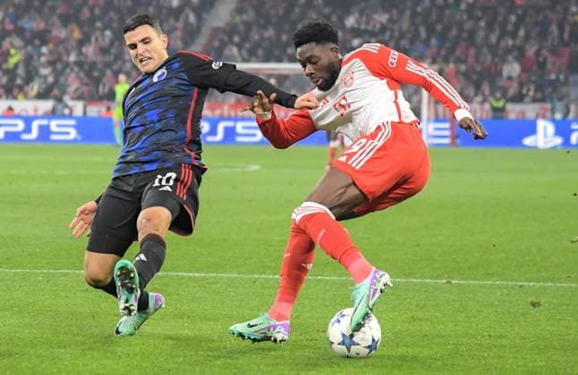 29.11.2023, xemx, Fussball UEFA Champions League, FC Bayern Muenchen - FC Kopenhagen emspor, v.l. Mohamed Elyounoussi (FC Kopenhagen), Alphonso Davies (FC Bayern Muenchen) Zweikampf, Aktion, action, battle for the ball (DFL DFB REGULATIONS PROHIBIT ANY USE OF PHOTOGRAPHS as IMAGE SEQUENCES and or QUASI-VIDEO) Muenchen
