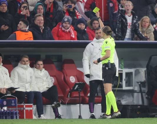 gelbe Karte von Schiedsrichterin FRAPPART fuer Bayerns Ersatztorhueter Sven ULREICH. Fussball, Bayern Muenchen - Kopenhagen. Fußball UEFA Champions League, FC Bayern München - FC Kopenhagen, Gruppenphase, 5.Spieltag, Saison 2023-2024, am 29.11.2023, in Muenchen, A L L I A N Z A R E N A, Deutschland. Quelle Copyright Credit : Oryk HAIST