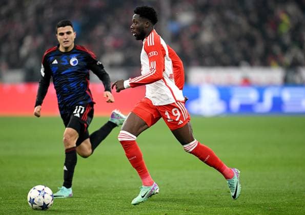 FUSSBALL CHAMPIONS LEAGUE SAISON 2023 2024 Vorrunde Gruppe A 5. Spieltag FC Bayern Muenchen - FC Kopenhagen 29.11.2023 Mohamed Elyounoussi (li, FC Kopenhagen) gegen Alphonso Davies (re, FC Bayern Muenchen)
