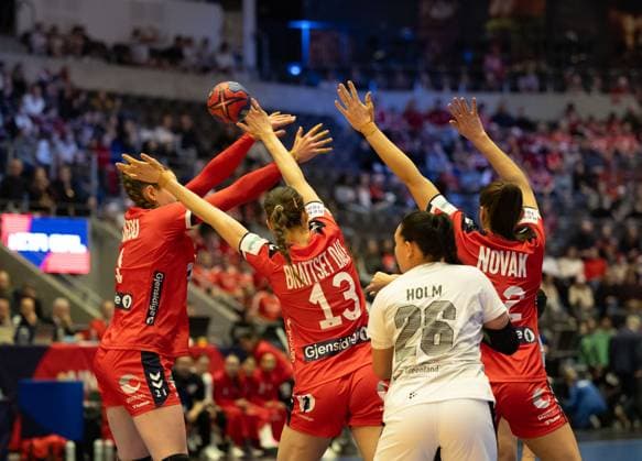 Stavanger, Norway, November 29th 2023: Battle for the ball during the IHF Womens World Championship, WM, Weltmeisterschaft game between Norway and Greenland at DNB Arena in Stavanger, Norway (Ane Frosaker SPP) Copyright: xAnexFrosaker SPPx spp-en-AnFr-_F_16919