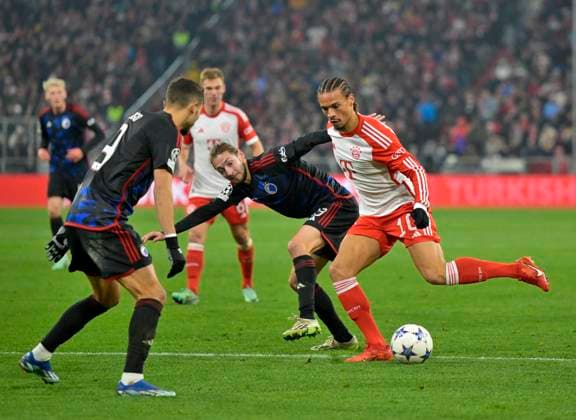 29.11.2023, Fussball UEFA Championsleague 2023 2024: 5.Spieltag Vorrunde, FC Bayern München - FC Kopenhagen, in der Allianz-Arena München. Leroy Sane (Bayern München) setzt sich durch