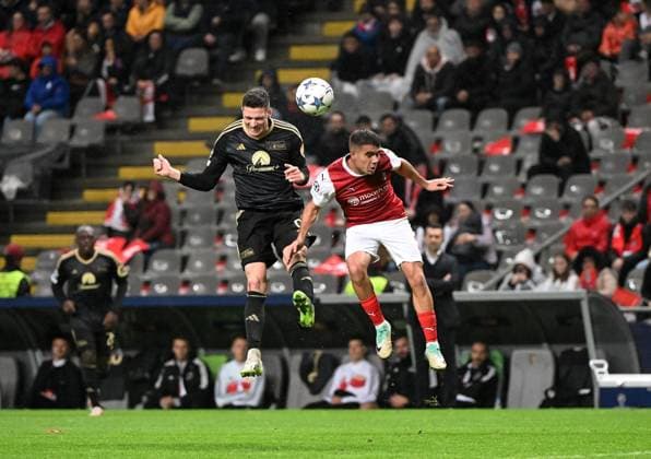 Fussball, Herren, Saison 2023 2024, UEFA Champions League (Gruppe C, 5. Spieltag), SC Sporting Braga - 1. FC Union Berlin, v. l. Robin Gosens (1. FC Union Berlin), Victor Gomez (SC Braga), 29.11. 2023, Copyright: xMatthiasxKochx