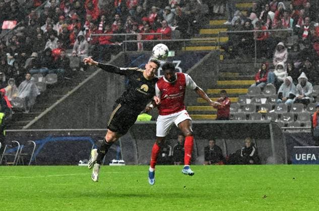 Fussball, Herren, Saison 2023 2024, UEFA Champions League (Gruppe C, 5. Spieltag), SC Sporting Braga - 1. FC Union Berlin, v. l. Robin Gosens (1. FC Union Berlin), Joe Mendes (SC Braga), 29.11. 2023, Copyright: xMatthiasxKochx
