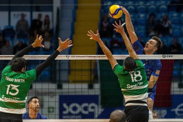 Spike of Eric Loeppky (Vero Volley Monza) during CEV Volleyball Cup Men 2024 match between Miny VeroVolley Monza and Sporting CP Lisbona at Opiquad Arena, Monza, Italy on November 29, 2023 during Mint Vero Volley Monza vs Sporting Lisbona, Volleyball CEV Cup Men match in Monza, Italy, November 29 2023  Copyright: xValerioxOrigo IPAxSportx xipa-agx xx IPA_41945013 IPA_Agency_IPA41945013