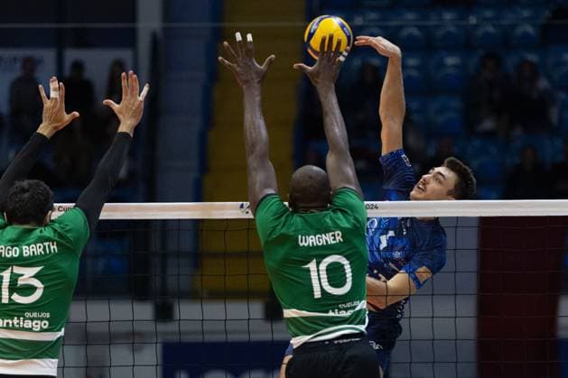 Volleyball CEV Cup Men match - Mint Vero Volley Monza vs Sporting Lisbona Attack of Eric Loeppky (Vero Volley Monza) during CEV Volleyball Cup Men 2024 match between Miny VeroVolley Monza and Sporting CP Lisbona at Opiquad Arena, Monza, Italy on November 29, 2023 during Mint Vero Volley Monza vs Sporting Lisbona, Volleyball CEV Cup Men match in Monza, Italy, November 29 2023 Monza Italy  Copyright: xIPAxSport ABACAx