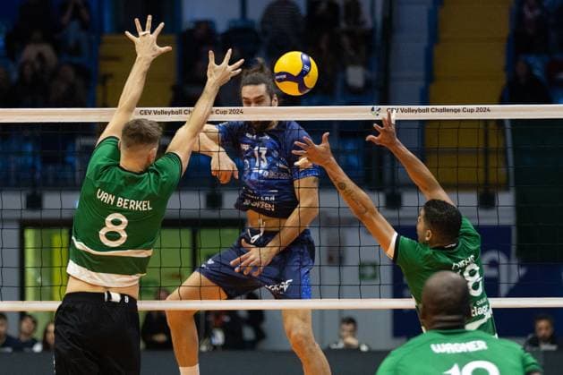 Volleyball CEV Cup Men match - Mint Vero Volley Monza vs Sporting Lisbona Spike of Thomas Beretta (Vero Volley Monza) during CEV Volleyball Cup Men 2024 match between Miny VeroVolley Monza and Sporting CP Lisbona at Opiquad Arena, Monza, Italy on November 29, 2023 during Mint Vero Volley Monza vs Sporting Lisbona, Volleyball CEV Cup Men match in Monza, Italy, November 29 2023 Monza Italy  Copyright: xIPAxSport ABACAx