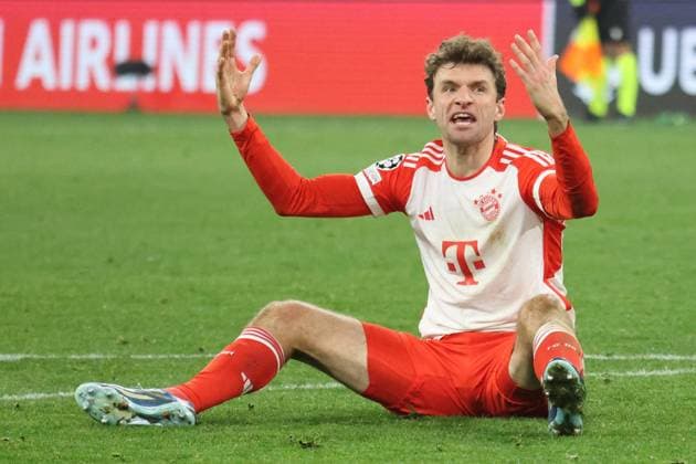 Bilder des Jahres 2023, Sport 11 November Sport Themen der Woche KW48 25 Thomas Mueller (FCB) am Boden, reklamiert, protestiert, nach Schiedsrichter Entscheidung, Fussball UEFA Champions League FC Bayern Muenchen - FC Kopenhagen Allianz Arena 29.11.2023 FOTO: Mladen Lackovic LakoPress *** 25 Thomas Mueller FCB on the ground, complaining, protesting, after referees decision, football UEFA Champions League FC Bayern Muenchen FC Copenhagen Allianz Arena 29 11 2023 PHOTO Mladen Lackovic LakoPress