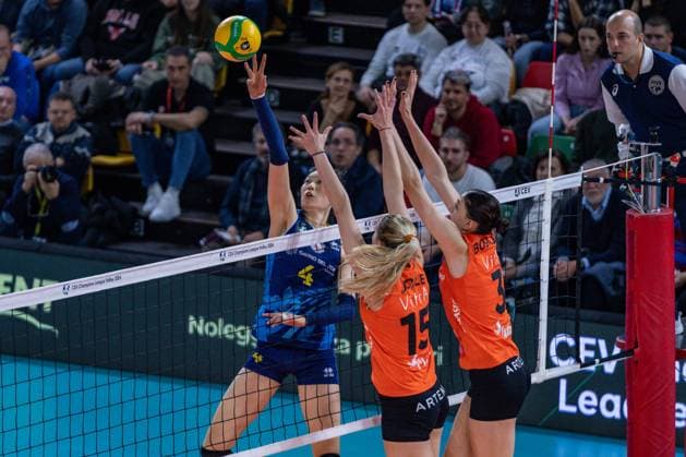 Spike of Ting Zhu (Savino Del Bene Scandicci) during Savino Del Bene Scandicci vs Eczacibasi Dynavit Istanbul, CEV Champions League Women volleyball match in Florence, Italy, November 29 2023  Copyright: xSaraxEsposito IPAxSportx xipa-agx xx IPA_41945481 IPA_Agency_IPA41945481
