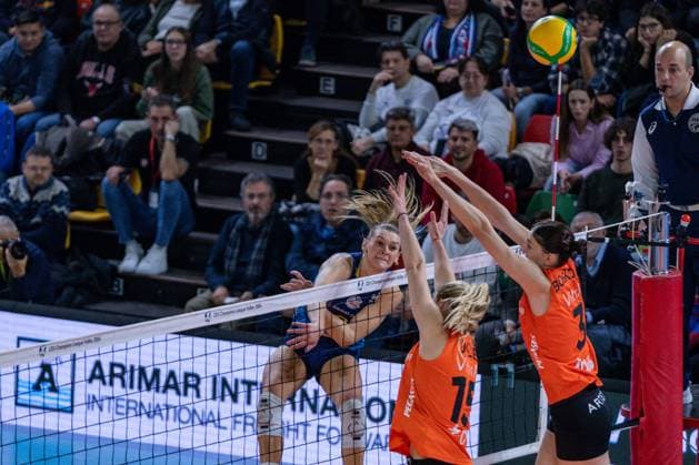 CEV Champions League Women volleyball match - Savino Del Bene Scandicci vs Eczacibasi Dynavit Istanbul Attack of Britt Herbots (Savino Del Bene Scandicci) during Savino Del Bene Scandicci vs Eczacibasi Dynavit Istanbul, CEV Champions League Women volleyball match in Florence, Italy, November 29 2023 Florence Italy  Copyright: xIPAxSport ABACAx