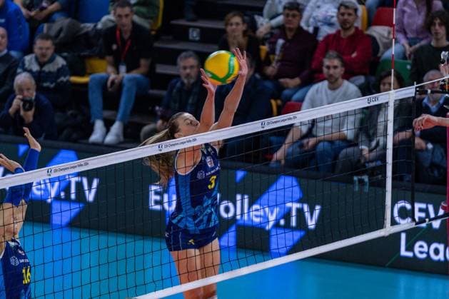 CEV Champions League Women volleyball match - Savino Del Bene Scandicci vs Eczacibasi Dynavit Istanbul Block of Britt Herbots (Savino Del Bene Scandicci) during Savino Del Bene Scandicci vs Eczacibasi Dynavit Istanbul, CEV Champions League Women volleyball match in Florence, Italy, November 29 2023 Florence Italy  Copyright: xIPAxSport ABACAx