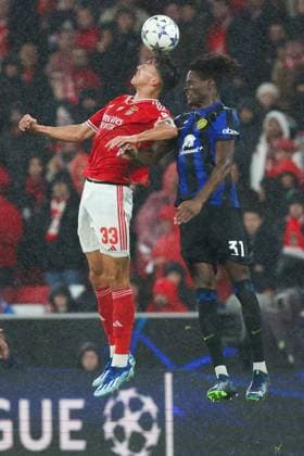 2023.11.29 UEFA Champions League Gruppenphase - Spieltag 5 Gruppe D SL Benfica - Inter Mailand v.l., Petar Musa (S.L.Benfica), Yann Bissek (FC Internazionale Milano), Kopfball, Kopfballduell Copyright: JoaquimxFerreira