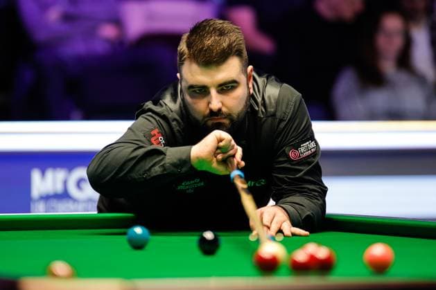 Sport Themen der Woche KW48 Sport Bilder des Tages YORK, ENGLAND - NOVEMBER 29: Jamie Clarke of Wales plays a shot in the second round match against Mark Williams of Wales on day 5 of the 2023 MrQ UK Championship at Barbican Centre on November 29, 2023 in York, England.  Copyright: xTaixChengzhex 111467008705