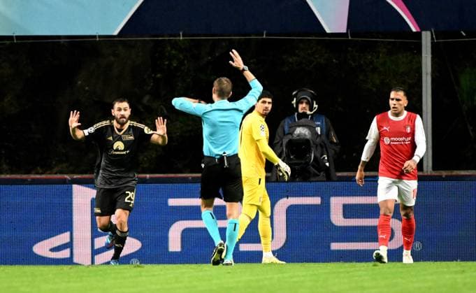 Fussball, Herren, Saison 2023 2024, UEFA Champions League (Gruppe C, 5. Spieltag), SC Sporting Braga - 1. FC Union Berlin (1:1), Schiedsrichter Clement Turpin zeigt gleich Lucas Tousart (l., 1. FC Union Berlin) wegen einer Schwalbe die Gelbe Karte, 29.11. 2023, Copyright: xMatthiasxKochx