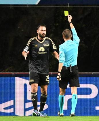 Fussball, Herren, Saison 2023 2024, UEFA Champions League (Gruppe C, 5. Spieltag), SC Sporting Braga - 1. FC Union Berlin (1:1), Schiedsrichter Clement Turpin zeigt Lucas Tousart (l., 1. FC Union Berlin) wegen einer Schwalbe die Gelbe Karte, 29.11. 2023, Copyright: xMatthiasxKochx