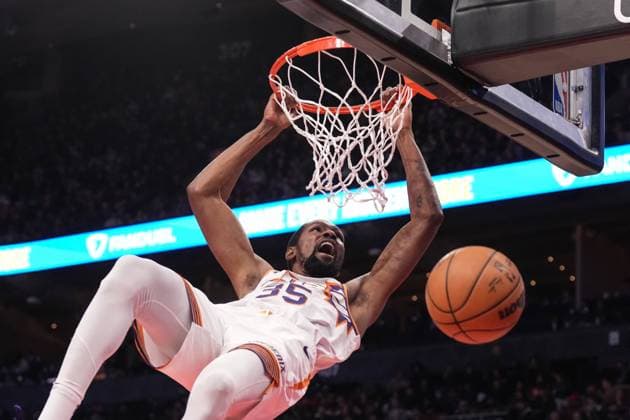 Sport Bilder des Tages November 29, 2023, Toronto, ON, CAN: Phoenix Suns Kevin Durant hangs from the hoop after scoring against the Toronto Raptors during second half NBA, Basketball Herren, USA basketball action in Toronto on Wednesday, November 29 2023. Kevin Durant  - ZUMAc35_ 20231129_zaf_c35_103 Copyright: xChrisxYoungx