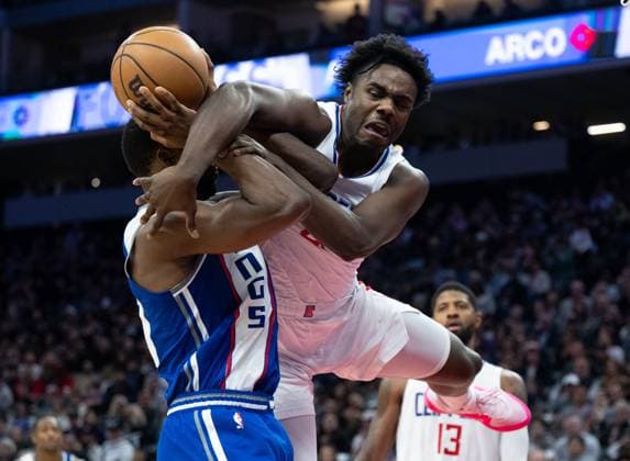 Sport Themen der Woche KW48 Sport Bilder des Tages November 29, 2023, Sacramento, CA, USA: LA Clippers guard Kobe Brown (21) fouls Sacramento Kings forward Harrison Barnes (40) during an NBA, Basketball Herren, USA game at Golden 1 Center on Wednesday, Nov. 29, 2023 in Sacramento. Sacramento USA - ZUMAj89_ 20231129_zaf_j89_017 Copyright: xPaulxKitagakixJr.x