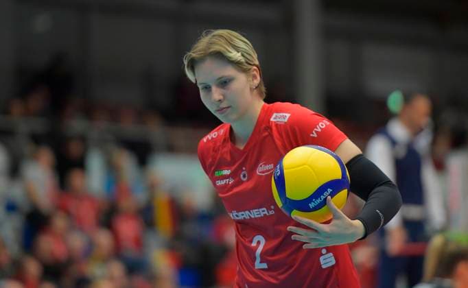 29.11.2023, Dresdens Larissa Winter mit Ball, Dresdner SC - SC Schwerin, Volleyball, Europapokal, CEV-Cup, Dresden Deutschland