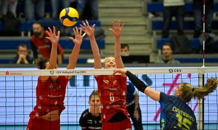 29.11.2023, Block mit Dresdens Jennifer Janiska und Dresdens Nathalie Lemmens wehrt Schwerins Elles Dambrink ab, Dresdner SC - SC Schwerin, Volleyball, Europapokal, CEV-Cup, Dresden Deutschland