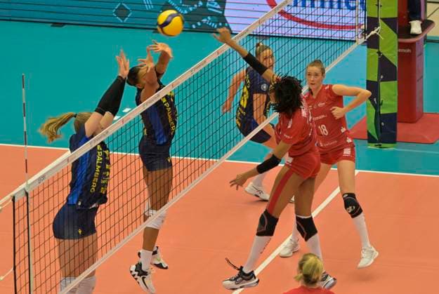 29.11.2023, Dresdens Tia Jimerson überwindet Schwerins Block, Dresdner SC - SC Schwerin, Volleyball, Europapokal, CEV-Cup, Dresden Deutschland