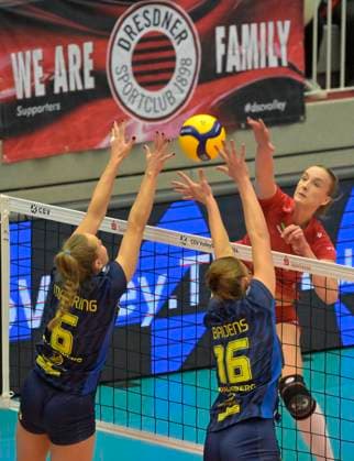 29.11.2023, Dresdens Grace Frohling schmettert gegen Schwerins Indy Baijens und Nova Marring, Dresdner SC - SC Schwerin, Volleyball, Europapokal, CEV-Cup, Dresden Deutschland