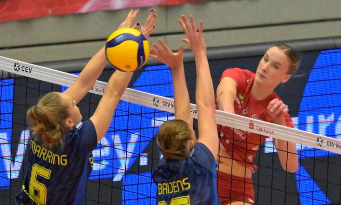 29.11.2023, Dresdens Grace Frohling schmettert gegen Schwerins Indy Baijens und Nova Marring, Dresdner SC - SC Schwerin, Volleyball, Europapokal, CEV-Cup, Dresden Deutschland