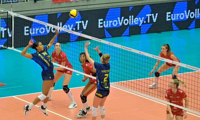 29.11.2023, Schwerins Pia Kästner stellt für Jazmine White, Dresdner SC - SC Schwerin, Volleyball, Europapokal, CEV-Cup, Dresden Deutschland