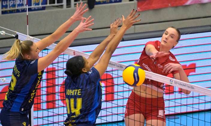 29.11.2023, Dresdens Grace Frohling schmettert gegen Schwerins Jazmine White und Laura Emonts, Dresdner SC - SC Schwerin, Volleyball, Europapokal, CEV-Cup, Dresden Deutschland