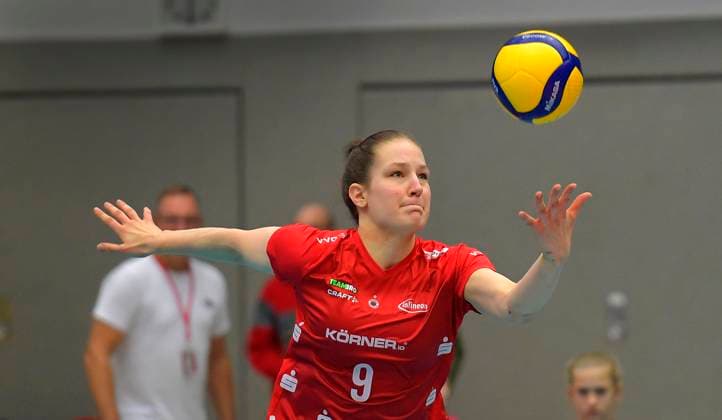 29.11.2023, Dresdens Lena Linke beim Aufschlag, Dresdner SC - SC Schwerin, Volleyball, Europapokal, CEV-Cup, Dresden Deutschland
