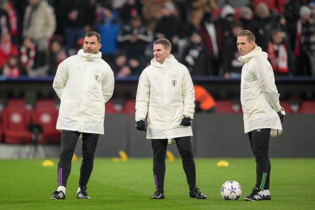 Fußball, UEFA Championsleague, 20231129, FC Bayern München - FC Kopenhagen. Im Bild Co-Trainer des FC Bayern München Zsolt LÅW, Co-Trainer des FC Bayern München Anthony BARRY und Chefanalytiker des FC Bayern München Michael NIEMEYER beobachtet verfolgt verfolgen Aufwärmen. München Allianz Arena Bayern Deutschland Copyright: Passion2Press MarkusxFischerx