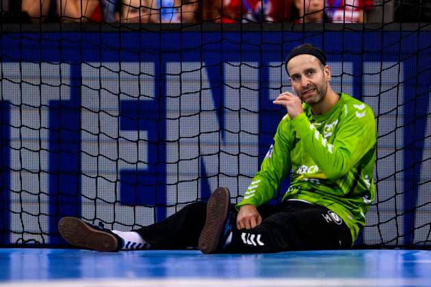 TVB Stuttgart - THW Kiel Handball: 1. Bundesliga, Herren, Saison 2023 2024, TVB Stuttgart - THW Kiel, Porsche Arena. Stuttgarts Torwart Silvio Heinevetter reagiert unzufrieden. Stuttgart Porsche Arena Baden-Württemberg Deutschland