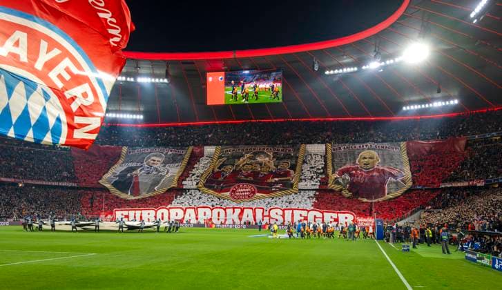 29.11.2023, Fussball UEFA Championsleague 2023 2024: 5.Spieltag Vorrunde, FC Bayern München - FC Kopenhagen, in der Allianz-Arena München. Große Choreografie der Bayern-Südkurve zum Europapokalsieg 2013, mit v.li: Trainer Jupp Heynckes, Philipp Lahm, Arjen Robben.