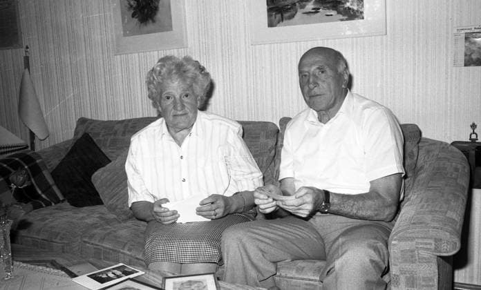 Archivbilder der Woche SPORT KW48 21.08.90 Hoeneß Eltern Paula und Erwin Deutschland, Ulm, 21.08.1990, Fussball, Bundesliga, Hoeneß Eltern: Die Eltern Paula (Mutter) und Erwin (Vater) der Hoeneß Brüder Dieter und Uli. *** 21 08 90 Hoeneß parents Paula and Erwin Germany, Ulm, 21 08 1990, Soccer, Bundesliga, Hoeneß parents The parents Paula mother and Erwin father of the Hoeneß brothers Dieter and Uli