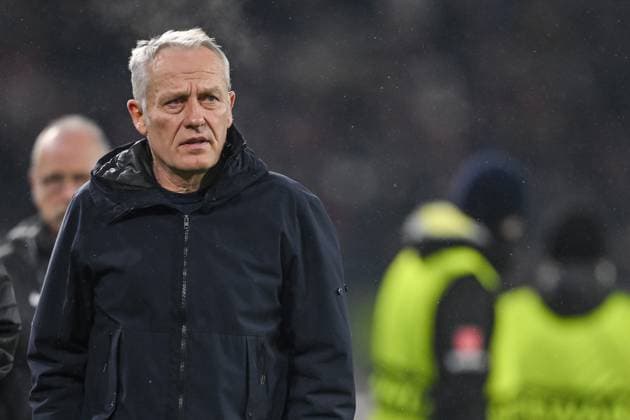 30.11.2023, Freiburg, Germany, Stadion am Wolfswinkel, SC Freiburg vs Olympiakos Piraeus - UEFA Europa League 2023 24 - Group A, Trainer Christian Streich (SC Freiburg) Schaut (Foto H. Langer) Freiburg Stadion am Wolfswinkel Germany