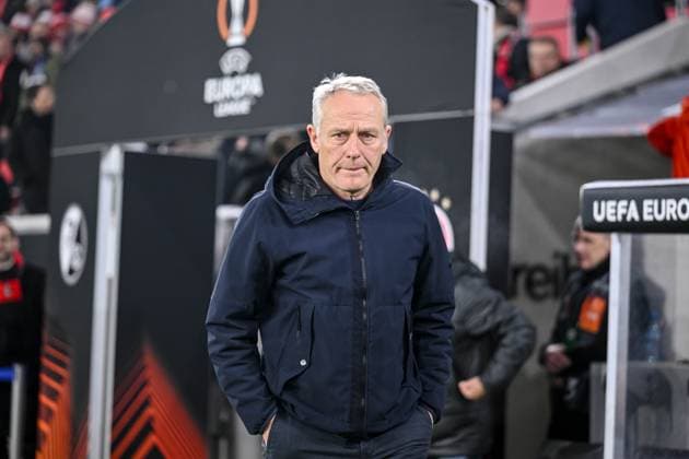 30.11.2023, Freiburg, Germany, Stadion am Wolfswinkel, SC Freiburg vs Olympiakos Piraeus - UEFA Europa League 2023 24 - Group A, Trainer Christian Streich (SC Freiburg) Schaut (Foto H. Langer) Freiburg Stadion am Wolfswinkel Germany