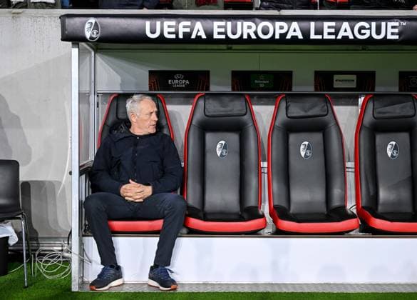 30.11.2023, Freiburg, Germany, Stadion am Wolfswinkel, SC Freiburg vs Olympiakos Piraeus - UEFA Europa League 2023 24 - Group A, Trainer Christian Streich (SC Freiburg) Schaut (Foto H. Langer) Freiburg Stadion am Wolfswinkel Germany