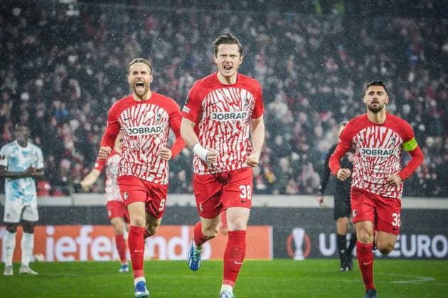 Sport Themen der Woche KW48 SC Freiburg - Olympiacos FC Fußball: UEFA Europa League 2023 2024, 5. Spieltag, SC Freiburg - Olympiakos Piräus, Europa-Park Stadion, Freiburg: Tor und Jubel zum 1:0 durch Freiburgs Michael Gregoritsch - Jubel mit Freiburgs Lucas Höler und Freiburgs Vincenzo Grifo *** SC Freiburg Olympiacos FC Football UEFA Europa League 2023 2024, Matchday 5, SC Freiburg Olympiakos Piraeus, Europa Park Stadium, Freiburg Goal and celebration for 1-0 by Freiburgs Michael Gregoritsch Celebration with Freiburgs Lucas Höler and Freiburgs Vincenzo Grifo
