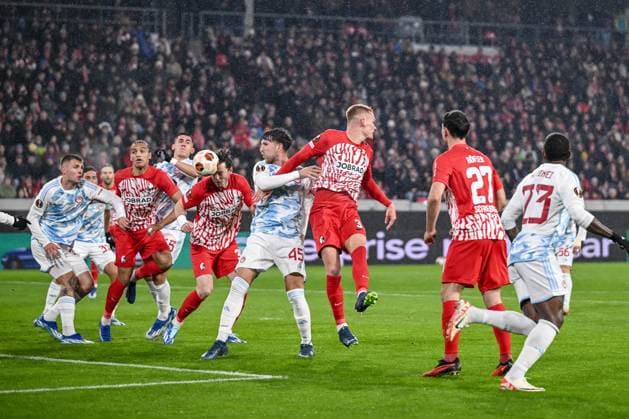 30.11.2023, Freiburg, Germany, Stadion am Wolfswinkel, SC Freiburg vs Olympiakos Piraeus - UEFA Europa League 2023 24 - Group A, Michael Gregoritsch (SC Freiburg) Torschuss zum 2:0 (Foto H. Langer) Freiburg Stadion am Wolfswinkel Germany