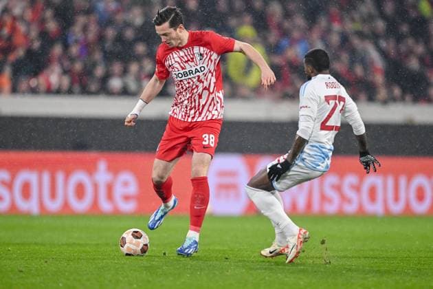 30.11.2023, Freiburg, Germany, Stadion am Wolfswinkel, SC Freiburg vs Olympiakos Piraeus - UEFA Europa League 2023 24 - Group A, Michael Gregoritsch (SC Freiburg) und Rodinei (Olympiacos FC) im Zweikampf (Foto H. Langer) Freiburg Stadion am Wolfswinkel Germany