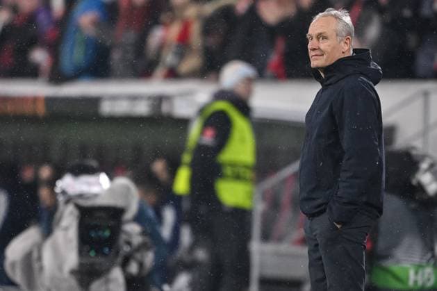 30.11.2023, Freiburg, Germany, Stadion am Wolfswinkel, SC Freiburg vs Olympiakos Piraeus - UEFA Europa League 2023 24 - Group A, Trainer Christian Streich (SC Freiburg) Schaut (Foto H. Langer) Freiburg Stadion am Wolfswinkel Germany
