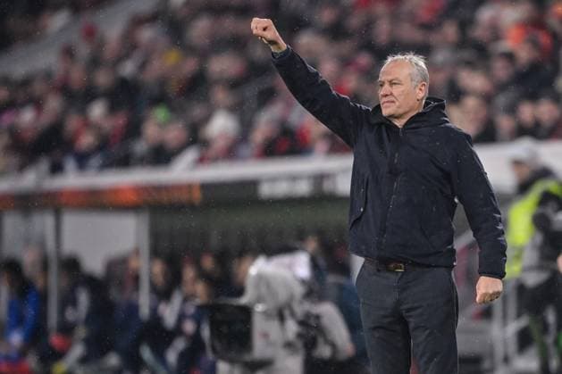 30.11.2023, Freiburg, Germany, Stadion am Wolfswinkel, SC Freiburg vs Olympiakos Piraeus - UEFA Europa League 2023 24 - Group A, Trainer Christian Streich (SC Freiburg) gestikuliert, gestik (Foto H. Langer) Freiburg Stadion am Wolfswinkel Germany