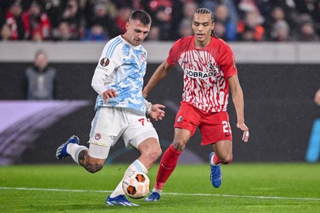 30.11.2023, Freiburg, Germany, Stadion am Wolfswinkel, SC Freiburg vs Olympiakos Piraeus - UEFA Europa League 2023 24 - Group A, Andreas Ntoi (Olympiacos FC) und Kiliann Sildillia (SC Freiburg) im Zweikampf (Foto H. Langer) Freiburg Stadion am Wolfswinkel Germany