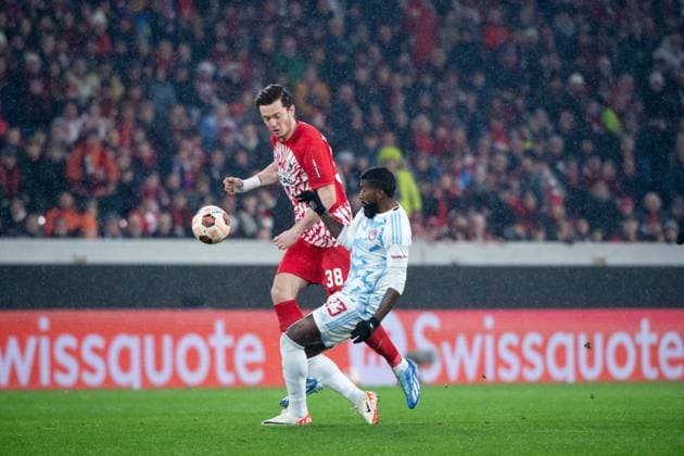 Michael Gregoritsch (SC Freiburg, 38) im Zweikampf mit Rodinei (Olympiacos FC, 23), GER, SC Freiburg vs Olympiakos Piraeus FC, Fussball UEFA Europa League, Gruppe A, 5. Spieltag, Saison 2023 2024, 30.11.2023 GER, SC Freiburg vs Olympiakos Piraeus FC, Fussball UEFA Europa League, Gruppe A, 5. Spieltag, Saison 2023 2024, 30.11.2023 Freiburg Copyright: xEibner-Pressefoto Memmlerx EP_MMR