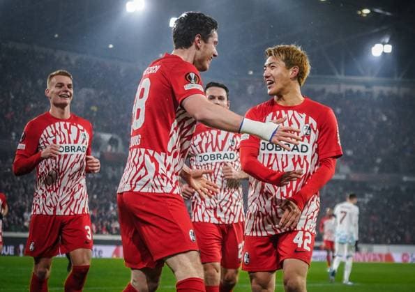 SC Freiburg - Olympiacos FC Fußball: UEFA Europa League 2023 2024, 5. Spieltag, SC Freiburg - Olympiakos Piräus, Europa-Park Stadion, Freiburg: Torjubel Freiburgs Michael Gregoritsch und Freiburgs Ritsu Doan