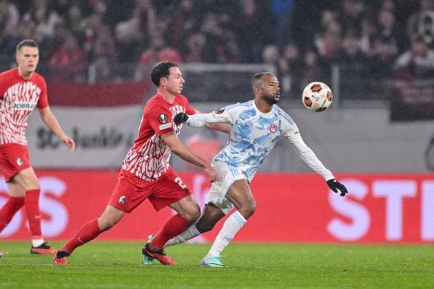 30.11.2023, Freiburg, Germany, Stadion am Wolfswinkel, SC Freiburg vs Olympiakos Piraeus - UEFA Europa League 2023 24 - Group A, Nicolas Hoefler (SC Freiburg) und Ayoub El Kaabi (Olympiacos FC) im Zweikampf (Foto H. Langer) Freiburg Stadion am Wolfswinkel Germany