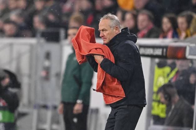 30.11.2023, Freiburg, Germany, Stadion am Wolfswinkel, SC Freiburg vs Olympiakos Piraeus - UEFA Europa League 2023 24 - Group A, Trainer Christian Streich (SC Freiburg) gestikuliert, gestik, mit einem Handtuch (Foto H. Langer) Freiburg Stadion am Wolfswinkel Germany