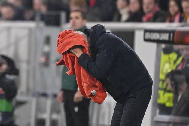 30.11.2023, Freiburg, Germany, Stadion am Wolfswinkel, SC Freiburg vs Olympiakos Piraeus - UEFA Europa League 2023 24 - Group A, Trainer Christian Streich (SC Freiburg) gestikuliert, gestik, mit einem Handtuch (Foto H. Langer) Freiburg Stadion am Wolfswinkel Germany